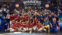 Los jugadores de la selecci&oacute;n espa&ntilde;ola de f&uacute;tbol sala celebran su victoria en la Eurocopa de 2016 de Serbia.