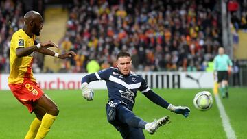 Gaetan Poussin despeja un balón ante Fofana, del Lens.