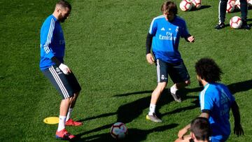 Real Madrid's French forward Karim Benzema (L) and Real Madrid's Croatian midfielder Luka Modric (2L) attend a training session on the eve of the Spanish league "El Clasico" football match against Barcelona, at the training ground of V