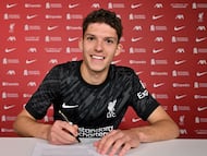 Armin Pecsi, firmando con el Liverpool.