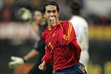 Luis García celebra un gol con la Selección con su típico gesto.