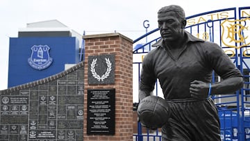 (FILES) A picture shows the statue of Dixie Dean outside Everton football club's stadium Goodison Park in Liverpool, northwest England, on April 18, 2020. The US-based Friedkin Group have completed the takeover of Everton, the Premier League club announced December 19. Everton said the club had been acquired by Roundhouse Capital Holdings Limited, an entity within the Friedkin Group. (Photo by Paul ELLIS / AFP)