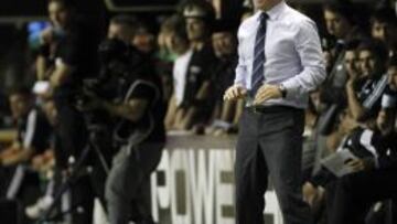 BAS12. BUENOS AIRES (ARGENTINA), 21/11/2012.- Mano Menezes, entrenador de Brasil, da instrucciones a sus jugadores ante Argentina durante el encuentro amistoso Superclásico de las Américas disputado hoy, miércoles 21 de noviembre de 2012, en el estadio Alberto J. Armando "La Bombonera", del club Boca Juniors, en Buenos Aires. EFE/Leo La Valle