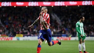 Correa celebra su gol ante el Betis.
