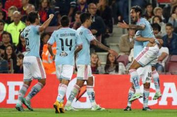 Los jugadores celebran el 0-1 de Larrivey. 
