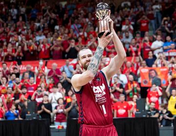 Nemanja Radovic levanta el trofeo de subcampe¨®nes de la liga Endesa.