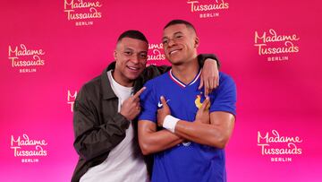 Kylian Mbappé presentó ayer la figura de cera con su imagen que irá al popular museo Madame Tussauds de Berlín.
