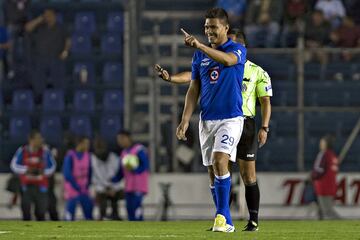 El jugador llegó con gran cartel a México pese a sus casos de indisciplina. En poco tiempo empezó a anotar goles y a ser un hombre importante en Cruz Azul, tanto así que se ganó el cariño de la afición. Sin embargo, tras un semestre en La Noria, Teófilo decidió dejar a La Máquina pese a tener contrato y llegó a River Plate. En su llegada a Argentina, Gutiérrez declaró: “River te da más vitrina (que Cruz Azul)”.