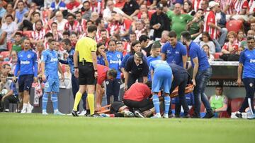 Yuri Berchiche es atendido en el c&eacute;sped.