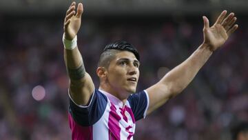 Isaac Brizuela y Alan Pulido llevan a Chivas al cuarto general