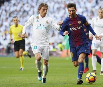 Luka Modric y Leo Messi disputan un balón en el clásico