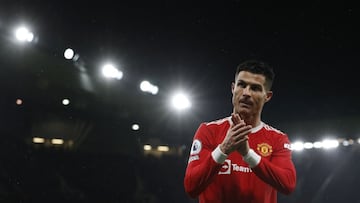 Soccer Football - Premier League - Manchester United v Arsenal - Old Trafford, Manchester, Britain - December 2, 2021 Manchester United&#039;s Cristiano Ronaldo applauds fans after he was substituted REUTERS/Phil Noble EDITORIAL USE ONLY. No use with unau