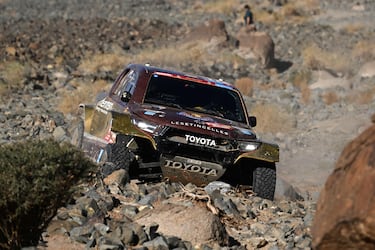 El piloto francés, Guerlain Chicherit, y su copiloto francés, Alex Winocq, conducen durante la etapa 11 del Rally Dakar 2024 entre Al-Ula y Yanbu.