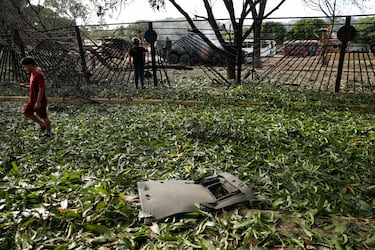 Una puerta de una unidad antiaérea destruida yace en el suelo en la base aérea militar de La Carlota. después de que Estados Unidos atacase a Venezuela.