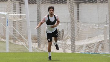 Javi Jim&eacute;nez, en un entrenamiento del Valencia.