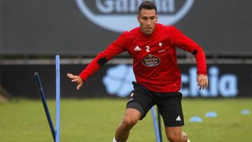 Hugo Mallo se ejercita en las instalaciones deportivas de A Madroa.