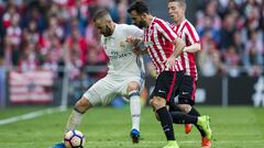 Benzema protege un bal&oacute;n ante Balenziaga y Muniain.