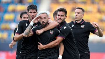 GRAF3142. CÁDIZ, 14/08/2021.- El delantero del Levante UD José Luis Morales (c) celebra junto a sus compañeros el primer gol para su equipo durante el partido de Liga que enfrenta al Cádiz CF y al Levante UD en el estadio Nuevo