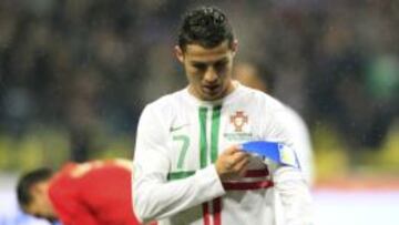 Cristiano Ronaldo se ajusta el brazalete de capitán durante un partido entre Portugal y Rusia el 12 de octubre de 2012 en Moscú.
