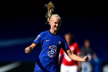 Pernille Mosegaard Harder (Ikast, Dinamarca, 27 años) es otra de las jugadoras de moda en el fútbol femenino. La atacante se convirtió hace apenas unas semanas en el fichaje más caro de esta categoría, después de que el Chelsea pagara (350.000 euros) al Wolfsburgo por ella. La danesa llegó al equipo inglés tras perder la final de la Champions ante el Olympique de Lyon (1-3), que impidió que sumara el tercer título de una temporada casi perfecta, en la que ha sido campeona de la Liga y de la Copa en Alemania. Más allá de los títulos, destaca su nivel individual. Con 38 dianas este curso, la hasta ahora capitana en el Wolfsburgo se mantiene como máxima goleadora de Europa. En total, en el equipo alemán ha sumado 103 goles en 113 partidos, a lo que hay que sumar cuatro Ligas, cuatro Copas y dos subcampeonatos de Champions.
A sus 27 años, la capitana de la Selección de Dinamarca no deja de superarse año tras año. Llegó al Wolfsburgo en la temporada 2016-17, en la que firmó seis goles. Desde entonces, su nivel goleador ha ido en aumento: 17 tantos en la 2017-18 y 18 en la 2018-19. Con un sin fin de premios individuales, siendo elegida jugadora del año por la UEFA en 2018, la delantera danesa no tiene techo. 
