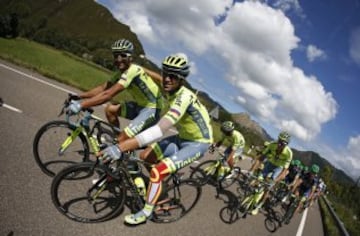 El ciclista madrileño del equipo Tinkoff Alberto Contador con su compañero de equipo, el italiano Daniele Bennati, en el pelotón durante la décima etapa de la Vuelta Ciclista a España 2016.