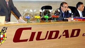 <b>LA SUERTE ESTÁ ECHADA. </b>La Ciudad del Fútbol de las Rozas acogió el sorteo de ascenso a Segunda y a Segunda B.