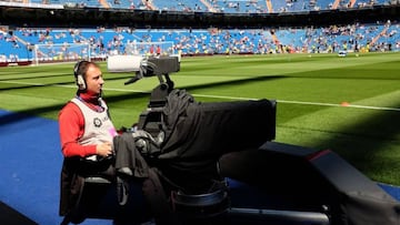 Cámara de televisión en el Estadio Santiago Bernabéu.