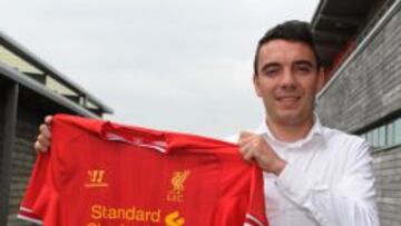 Iago Aspas posa con la elástica del Liverpool.