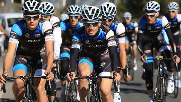 Los chicos del Polartec-Kometa de la FundaciónAlberto Contador ruedan durante un entrenamiento.