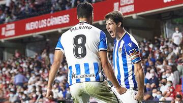 Aritz Elustondo con Mikel Merino celebrando un gol.