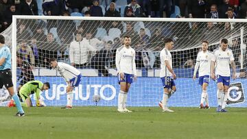 Los jugadores del Real Zaragoza se lamentan tras encajar el segundo gol del Cartagena en el 89' y con un hombre m¨¢s.