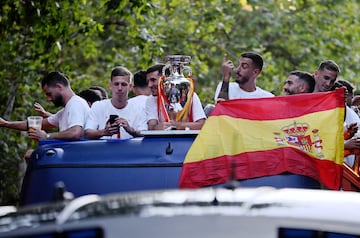 Los jugadores de la selección española celebran con los miles de aficionados que invaden las calles de Madrid el título de campeones de Europa. En la imagen, Nacho Fernández, Dani Olmo, Joselu y Dani Carvajal.