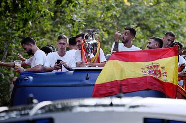Los jugadores de la selección española celebran con los miles de aficionados que invaden las calles de Madrid el título de campeones de Europa. En la imagen, Nacho Fernández, Dani Olmo, Joselu y Dani Carvajal.