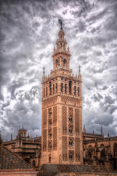 El maravilloso conjunto hispalense suma cada temporada más afluencia de turistas hasta alcanzar una media de 2,3 millones de visitantes. El templo gótico y la torre alminar no dejan indiferente a nadie. 