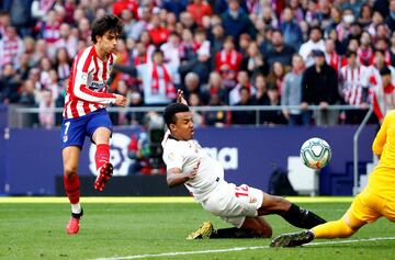 Atlético de Madrid 2-1 Sevilla | Robo de Koke en la salida de balón de los sevillistas, vio la llegada por la izquierda Joao y le cedió la pelota para que rematese y batir a Vaclík.