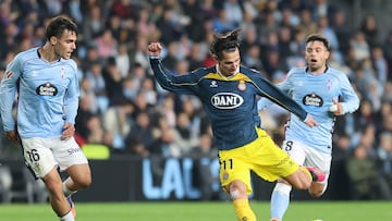 Vigo (Pontevedra) 300/11/2025.- El delantero del Espanyol, Pere Milla, se dispone a golpear el balón ante el centrocampista del Celta, Miguel Román, durante el encuentro correspondiente a la jornada 14 de Laliga EA Sports que disputan hoy domingo Celta y Espanyol en el Estadio de Balaidos, en Vigo. EFE / Salvador Sas