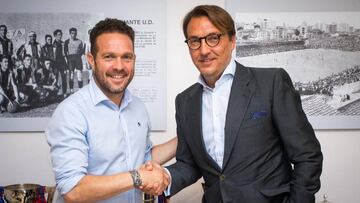 Luis Garc&iacute;a Tevenet junto a Quico Catal&aacute;n en la prolongaci&oacute;n de su contrato.