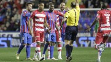 Imagen de Ramis (con barba) ante el Granada.