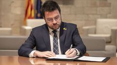 El presidente de la Generalitat, Pere Aragon&egrave;s, firma el decreto de impulso de la convocatoria de la consulta de los Juegos Ol&iacute;mpicos de Invierno de 2030.