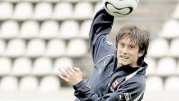 <b>SE ALEJA. </b>Rosicky espera noticias ya concentrado con Chequia.