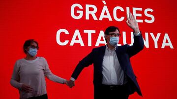 El candidato a la presidencia de la Generalitat por el PSC, Salvador Illa, acompañado por su mujer Marta Estruch.