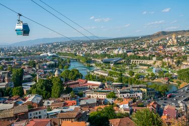 En la intersección entre Europa y Asia, Georgia es una combinación soñada de paisajes montañosos y deslumbrante e inusual arquitectura. Pueblos escondidos, lagos cristalinos y etéreas cascadas, mientras que la vibrante fusión del Oriente y el Occidente se hace palpable en los bulliciosos bazares y los ricos sabores de la cocina local. Tiflis es su capital y en ella habitan más de un millón de personas.