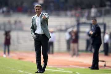 Míchel dirigiendo a Pumas desde el banquillo del Estadio Olímpico Universitario en el Apertura 2019 de la Liga MX.