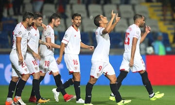 Ben Yedder celebra con el resto de sus compañeros el definitivo 1-2.