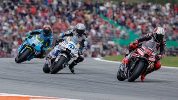 GRAFCVA682. CHESTE (VALENCIA), 16/11/2025.- Los pilotos en la categoría de Moto GP, el italiano Marco Bezzecchi (d), Alex Márquez y Raul Fernández (i), ruedan en pista durante la carrera del Gran Premio de la Comunitat Valencia de MotoGP que se disputa este domingo en el Circuito Ricardo Tormo. EFE/Manuel Bruque