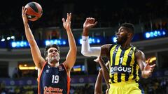 NAD01 ESTAMBUL (TURQU&Iacute;A), 02/11/2017.- El p&iacute;vot estadounidense Jason Thompson (d) del Fenerbah&ccedil;e trata de taponar la entrada del alero espa&ntilde;ol Fernando San Emeterio (i) del Valencia Basket durante un encuentro de Euroliga en Estambul, Turqu&iacute;a, hoy, 2 de noviembre de 2017. EFE/ERDEM SAHIN