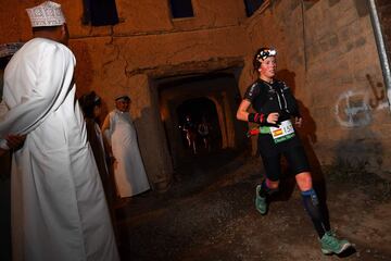 Con una distancia de unos 172 km y un desnivel positivo de unos 10.000 metros, se la considera la carrera a pie de Trail running más prestigiosa del mundo. En la imagen la española Claudia Tremps