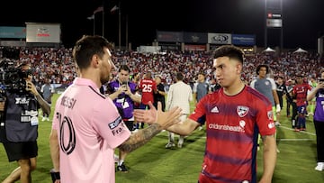 El joven futbolista de 21 años, Alan Velasco, cumplió su sueño al jugar contra Messi. Marcó uno de los goles del FC Dallas y se llevó su camiseta.