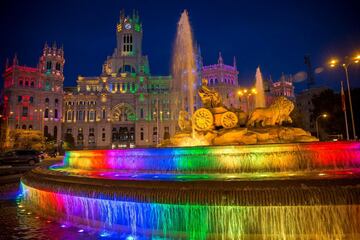 Fuente de Cibeles iluminada con los colores de la bandera arcoíris.