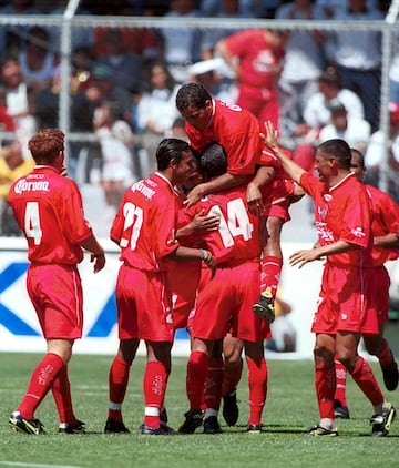 La primera final entre ambos fue en el Verano 2000. A Santos lo dirigía Fernando Quirarte y a Toluca, Enrique Meza. El partido de ida en Torreón terminó 2-0 con goles de Víctor Ruiz y Carlos María Morales. La vuelta, en la Bombonera terminó con goleada de 5-1 a favor de los Diablos, que lograron su sexto título.